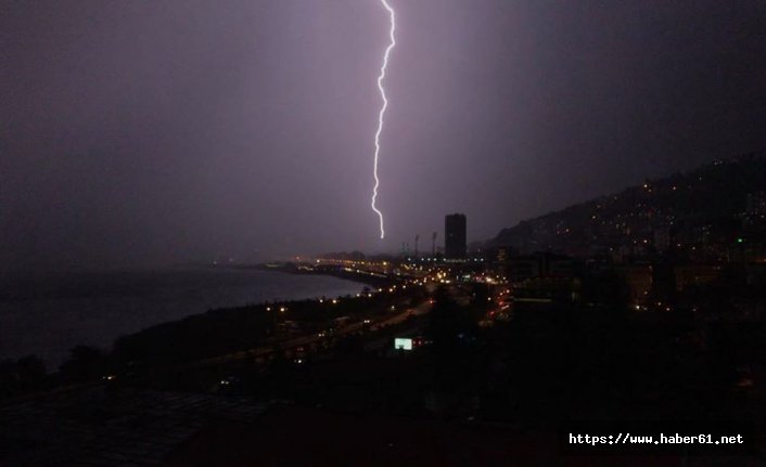 Şimşekler gökyüzünü aydınlattı