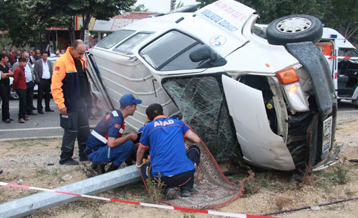 Direğe çarpan minibüs takla attı: 2 ölü, 4 yaralı