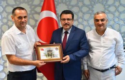 Başkan Genç'e teşekkür plaketi