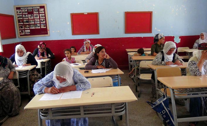 5 çocuğu doktor, öğretmen ve hemşire olan anne okuma yazma kursunda