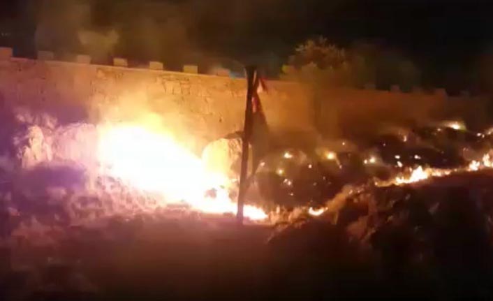 Düğün konvoyundan atılan havai fişekler tarihi konağı yakıyordu