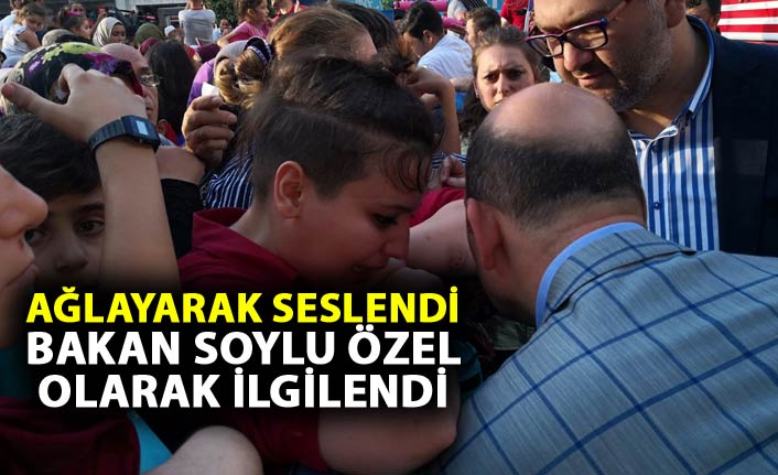 Bakan Süleyman Soylu ağlayan genç kız ile özel olarak ilgilendi