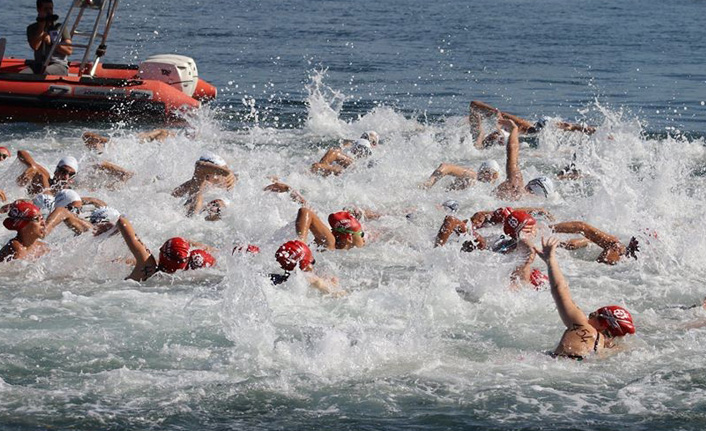 ‘Altın kulaçlar’ Karamürsel’de yarıştı