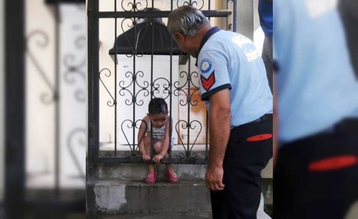 Kafası korkuluklara sıkıştı itfaiye kurtardı