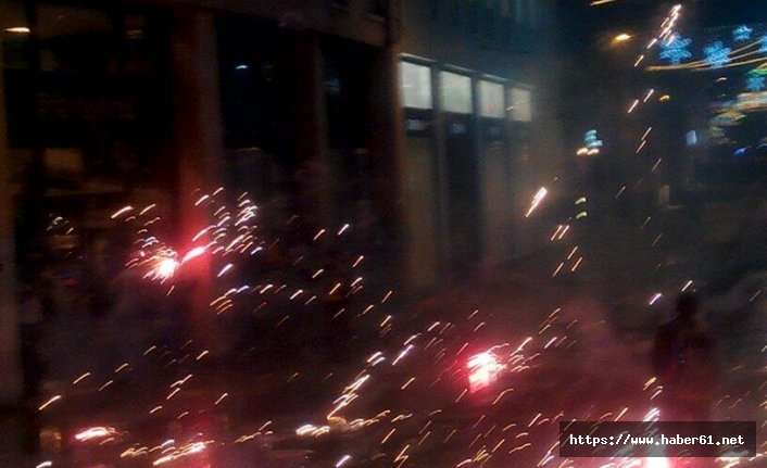 Polis arabasına havai fişek ile saldırdı yakalandı