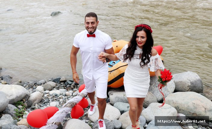 Gelin ve damat nikaha rafting yaparak geldiler
