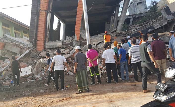 Endonezya'daki depremde ölü sayısı 460'a yükseldi