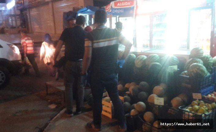 Herkesin gözü önünde eşini defalarca bıçakladı