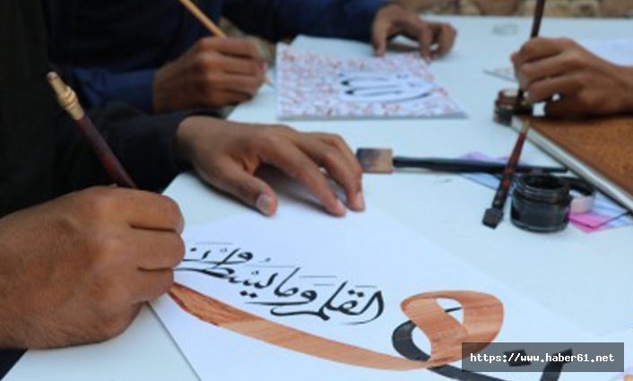 Kur’an kursunda hat sanatını öğreniyorlar