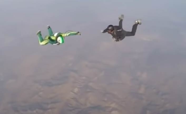 7 bin 620 metre yükseklikten paraşütsüz atladı