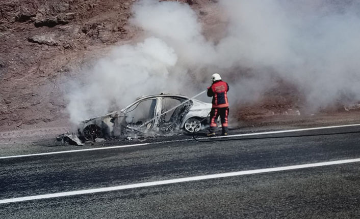 Seyir halindeki araç yanarak küle döndü
