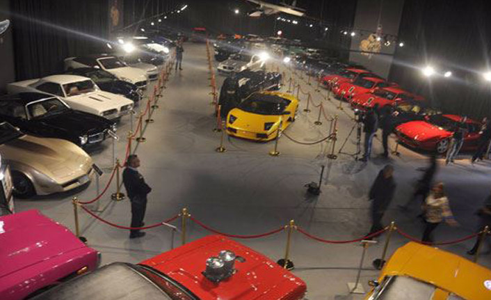 Kıbrıs'ta araba müzesi otomobil tutkunlarını etkiledi.