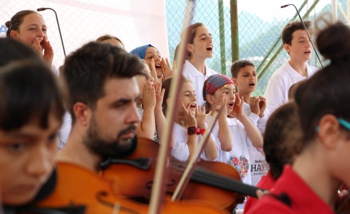 Hayratlı ve Kadıköylü çocuklardan birlikte konser