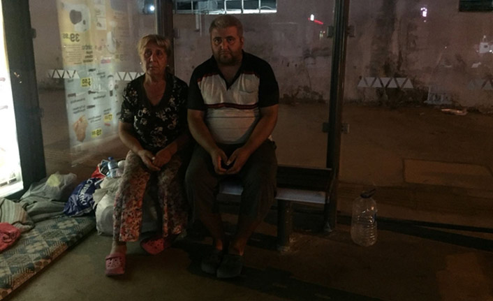 Engelli oğluyla durakta yatan annenin yardım çığlığına binler ses verdi