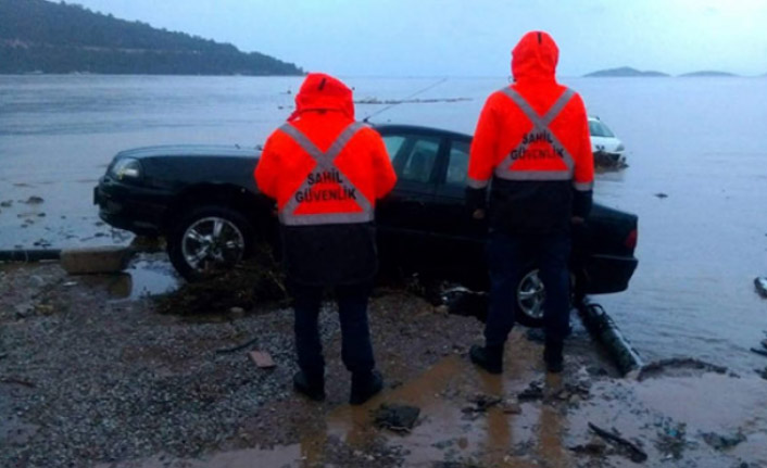 Denize sürüklenen balıkçılar son anda kurtarıldı