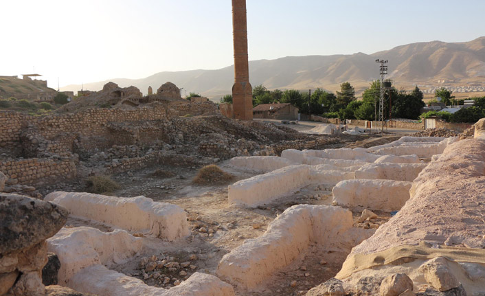 Batman'da tarihi binanın taşları dökülüyor