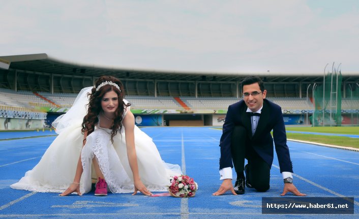 Düğün fotoğraflarını aşklarının başlangıç çizgisinde çektirdiler