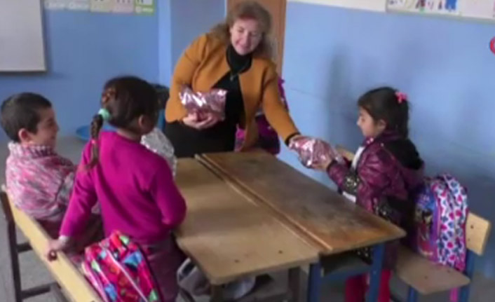 Köy okullarına koli koli oyuncak