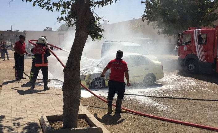 Park halindeki otomobil alev aldı