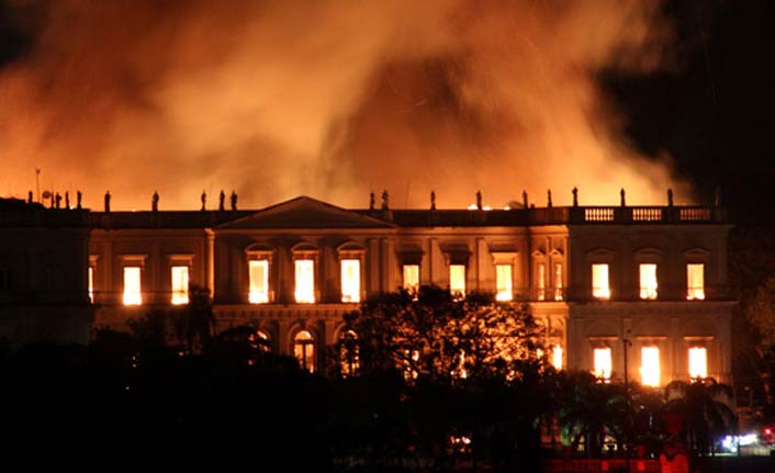 Brezilya'nın en büyük müzesinde yangın çıktı