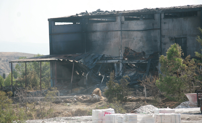 Denizli'deki depo yangınında maddi hasar meydana geldi