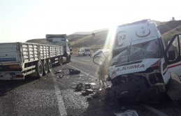 Tır ile ambulans çarpıştı: 4 yaralı