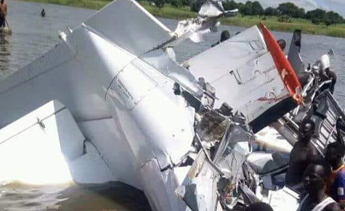 Uçak göle düştü! Mucize kurtuluş