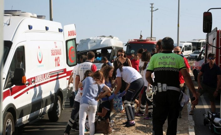 Bodrum’da yolcu minibüsü devrildi: 16 yaralı