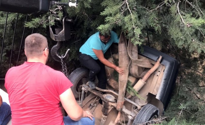 Otomobil okulun bahçesine uçtu