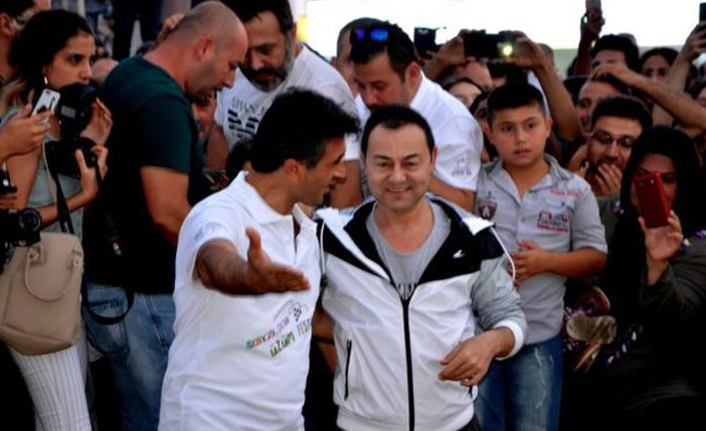 Serdar Ortaç ve Doğukan Manço üzüm suyu çıkardı