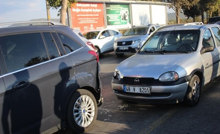 Dikkatsiz sürücü kırmızı ışıkta duran araca çarptı; 2 yaralı