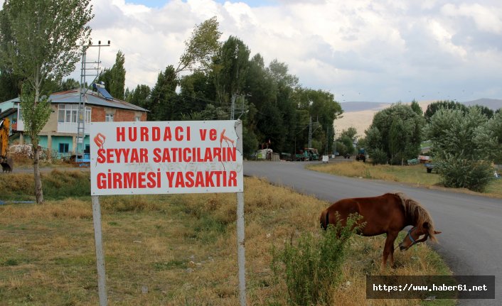 Muhtardan seçim vaadi tabela