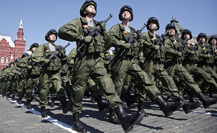 Rus ordusundan devasa geçit töreni