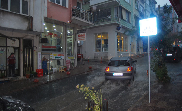 Aniden bastıran sağanak yolları göle çevirdi