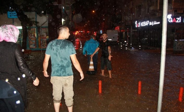 Yalova'yı sel vurdu