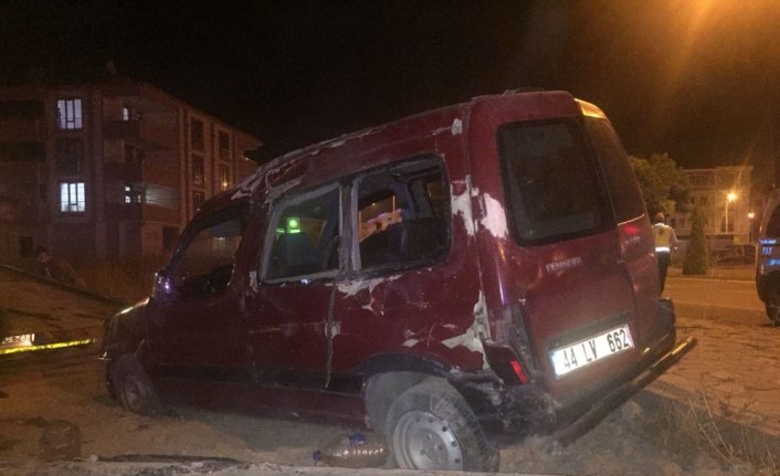 Hafif ticari araç tarlaya uçtu: 6 yaralı