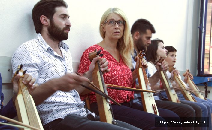 Horon hayranı ABD'li Kirsten, kemençe öğreniyor