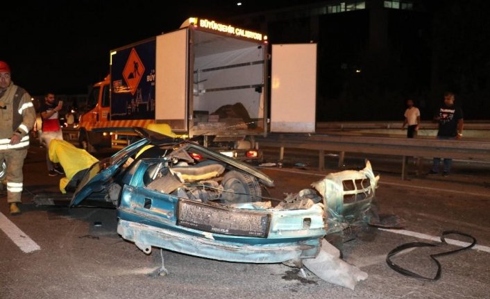 İkiye bölünen araçtan sağ çıktılar...