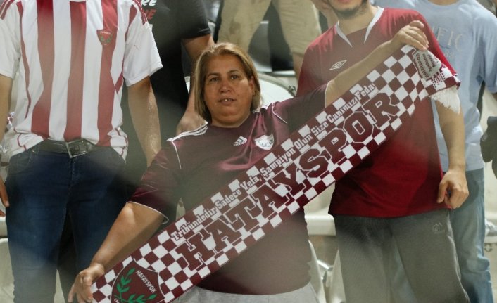 Kadın amigo takımı için eşinden boşandı