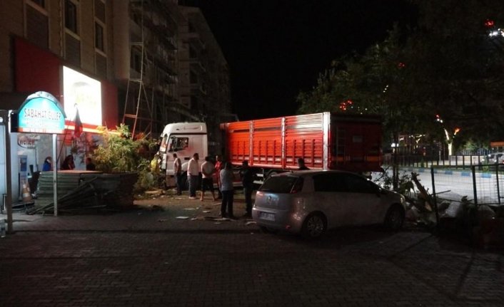 Tır, 7 aracı kullanılamaz hale getirdi