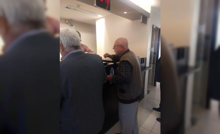 Yaşlı adam dolandırılmaktan son anda kurtuldu