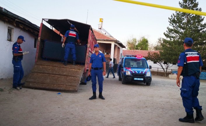 Borcu yüzünden babasını öldürüp kamyonetin kasasına sakladı