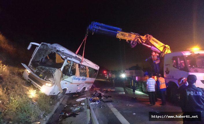Öğretmen ve öğrencileri taşıyan midibüs devrildi: 2 ölü, 16 yaralı