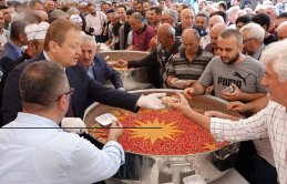 Trabzon'da vatandaşa aşure dağıtıldı