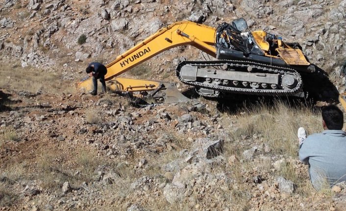 Devrilen kepçeden sıkışan öperatör kurtarıldı