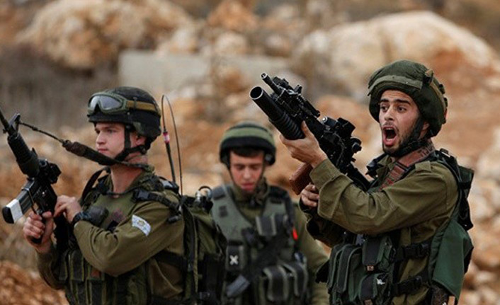 İsrail askerleri, Filistinli gazeteciyi gözaltına aldı