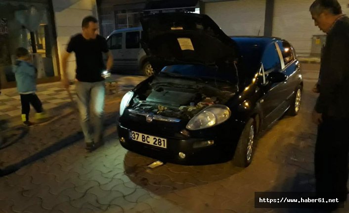 Arabanın motor kısmına giren kedi kurtarıldı 