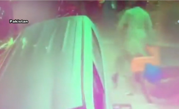 Otomobil yayaların arasına daldı