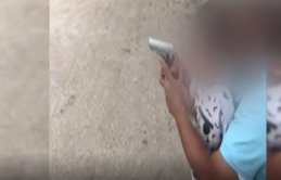 4 yaşındaki çocuğuna silah verdi