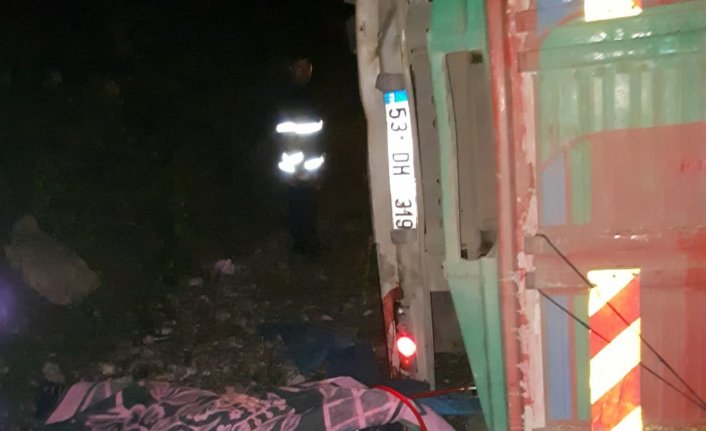 Kullandığı kamyonun altında kalarak hayatını kaybetti